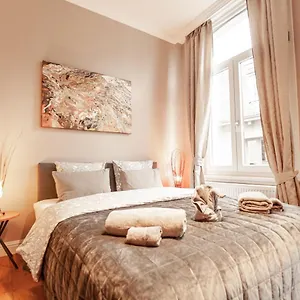 https://luxury-suites-palace.hotelsantwerp.net