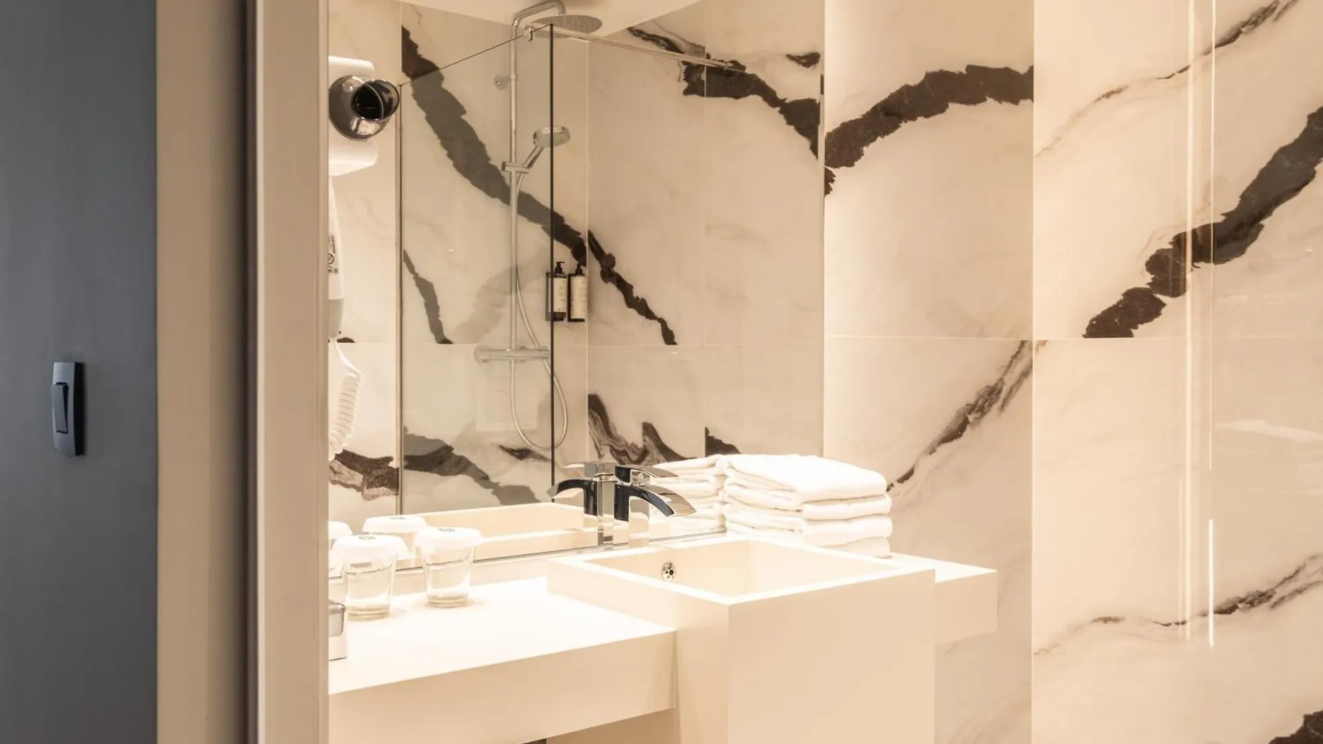 Hyllit Hotel Antwerp 4*,